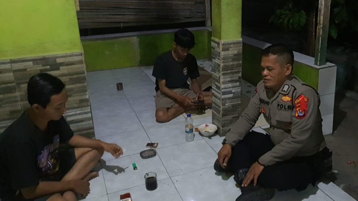 Bripka Dadang kunjungi Tokoh Pemuda Desa Cipaeh guna menjalin Tali Silaturahmi dengan para pemuda.