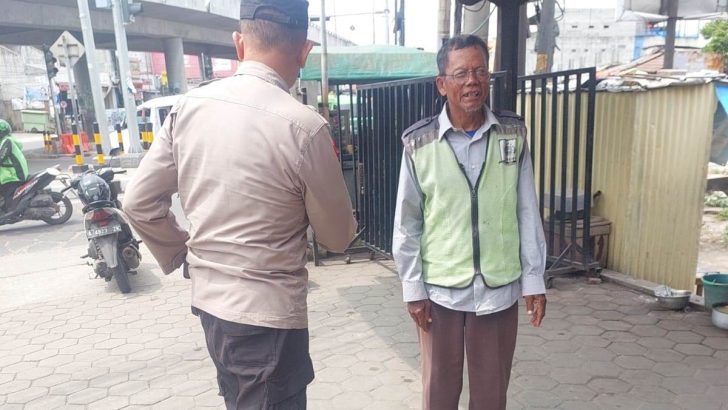 Sambangi Tukang Parkir, PS. Kanit Binkamsa Satbinmas Sampaikan Pesan Kamtibmas