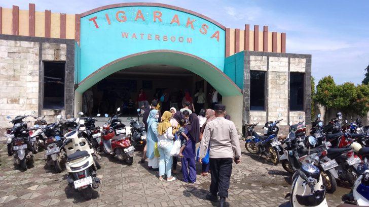 Patroli di Tempat Wisata Kolam Renang, Ipda Agus PS. Kanit Binkamsa Satbinmas Polresta Tangerang Sampaikan Himbauan Kamtibmas
