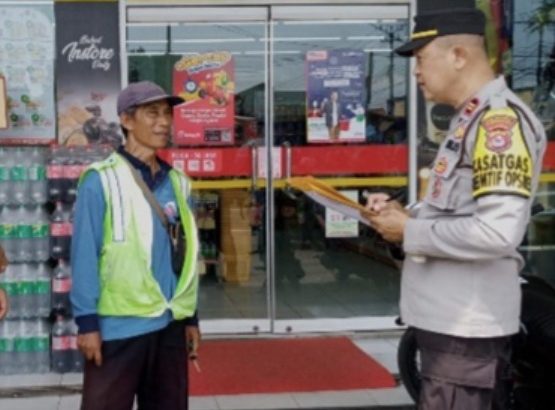 Sambangi Petugas Parkir, PS. Kanit Bintibsos Satbinmas Polresta Tangerang Berikan Pesan-Pesan kamtibmas
