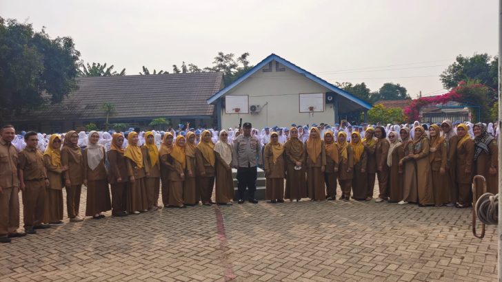 Bripka M. Romli (Ps. Kaurmintu Sat Binmas) sambang koordinasi dengan Kepala Sekolah dan guru SMKN 4 Kab. Tangerang