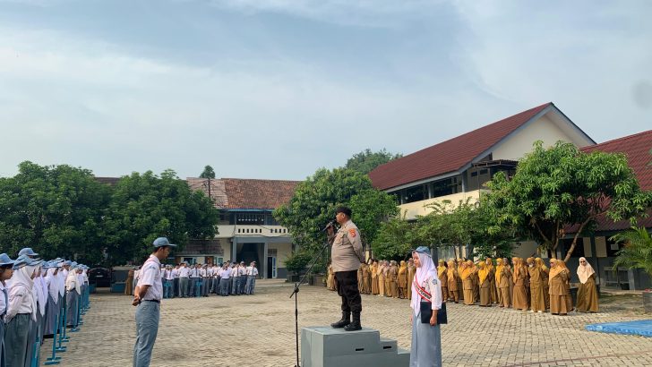 Bripka M. Romli (Ps. Kaurmintu Sat Binmas) Giat Menjadi Pembina Upacara dan Penyuluhan di Sekolah