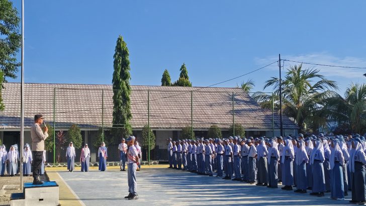 Personil Satbinmas Giat Pembina Upacara, edukasi dan sosialisasi di SMK N 11 Kab. Tangerang
