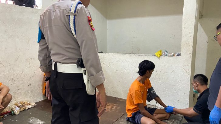 Siddokes Polresta Tangerang Melaksanakan Pemeriksaan Sekaligus Pemantauan Kesehatan Kepada Tahanan Di Polsek Cikupa