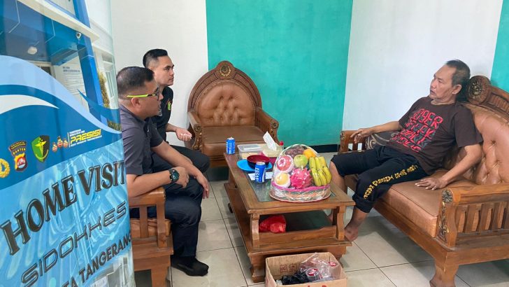 Sidokkes Polresta Tangerang Melaksanakan Giat Home Visit Kepada Personil Polresta Tangerang Yang Sakit