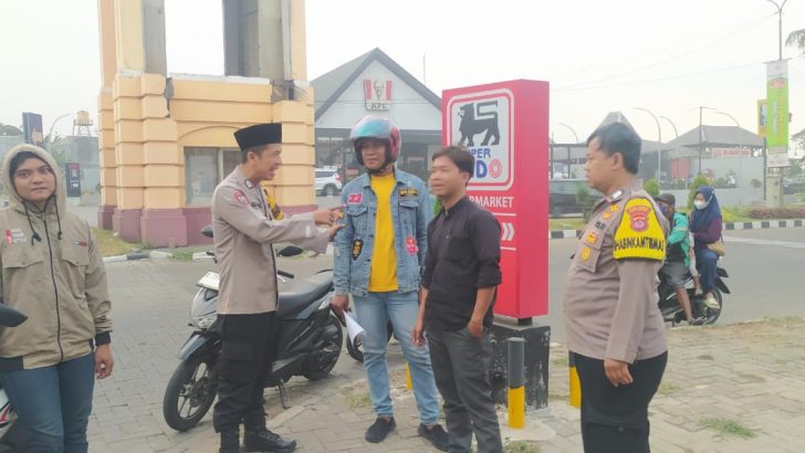 Antisipasi Gangguan Kamtibmas Bripka Abdul mujizatl Melaksanakan Patroli Rutin Barcode di McDonalds Batavia, Senin 28/10/2024