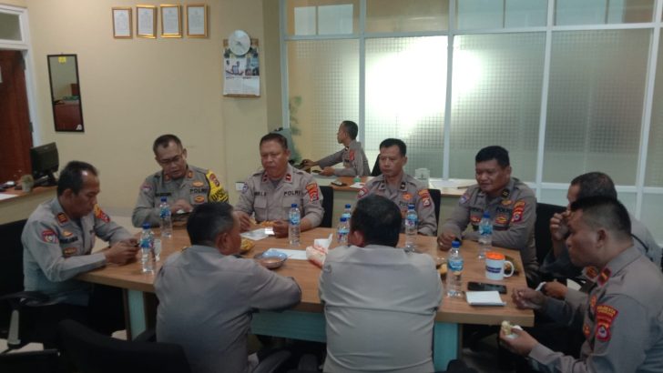 Kasat Binmas, Kanit Binmas Dan Personel Satbinmas Ikuti Zoom Meeting via Jaringan Video Conference di Ruang Satbinmas