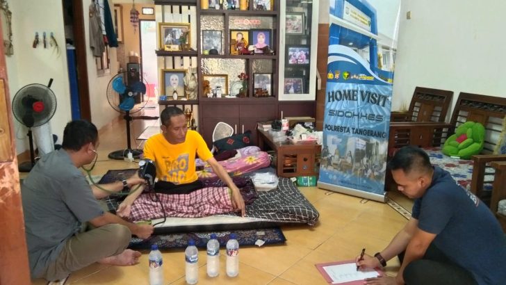 Sidokkes Polresta Tangerang Melaksanakan Giat Home Visit Kepada Personil Polresta Tangerang Yang Sakit