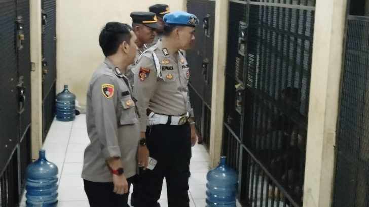 AKP Sujadmo bersama dengan Wapawas IPDA Adi Sulfaturohman, S.H. didampingi Piket Provos dan Piket Jaga Tahanan Polresta Tangerang Melaksanakan Pemeriksaan dan Pengecekan Ruang serta Jumlah Tahanan di Rutan Polresta Tangerang