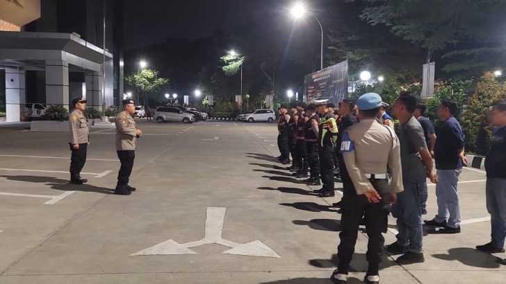 SIPROPAM MELAKSANAKAN PENGECEKAN APEL MALAM PIKET FUNGSI POLRESTA TANGERANG