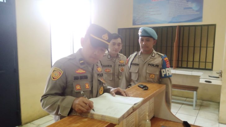 Cek buku mutasi petugas jaga ruang tahanan oleh Sipropam Polresta Tangerang