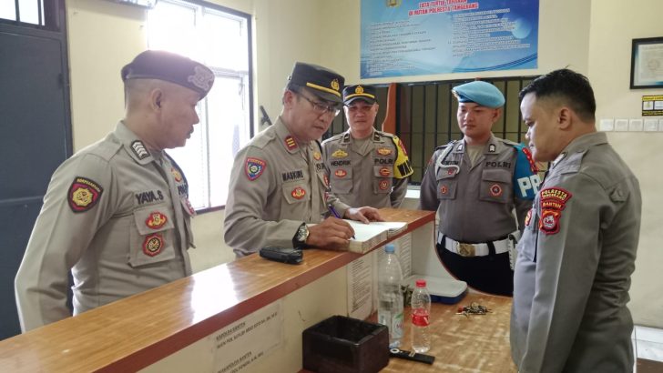 Cek buku mutasi petugas jaga ruang tahanan oleh Sipropam Polresta Tangerang