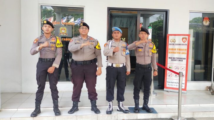 ANGGOTA SIPROPAM MELAKSANAKAN PENGECEKAN PERSONIL PAM KANTOR KPU KAB. TANGERANG
