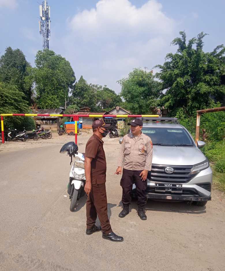 Personil Sat Pamobvit Polresta Tangerang melaksanakan pa bersama security kawasan patroli di Jl.Bhumimas II kawasan 2 Cikupamas