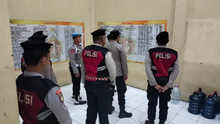 Piket Wapawas Ipda Edi. S serta Piket Provos Brigadir Kukuh dan Personil Piket Fungsi Sat. Samapta Melaksanakan Pemeriksaan terhadap Daftar Jumlah Anggota Tahanan.