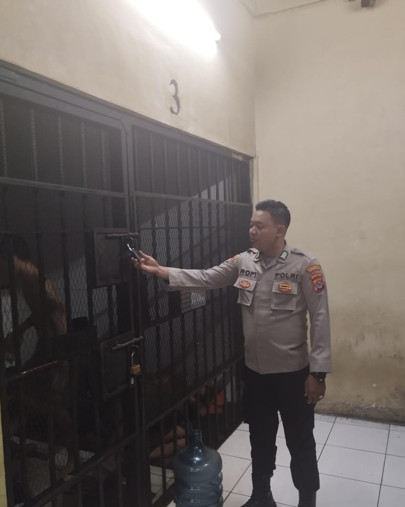 Petugas Jaga Sattahti Melaksanakan Pemeriksaan dan Pengecekan Ruang Serta Jumlah Tahanan di Rutan Polresta Tangerang