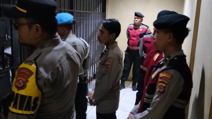 Wapawas Ipda Edi. S., didampingi Piket Provos Brigadir Kukuh dan Personil Piket Fungsi Sat. Samapta Melaksanakan Pemeriksaan dan Pengecekan Ruang serta Jumlah Tahanan di Rutan Polresta Tangerang
