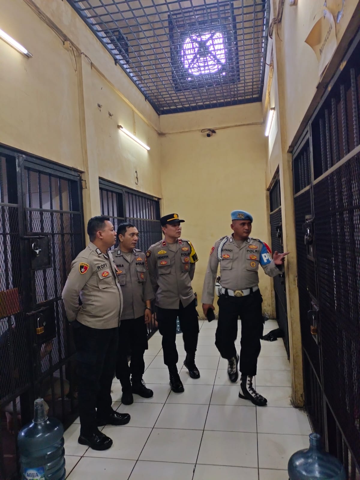 Piket Wapawas Ipda Hendrik, S.H. didampingi Piket Provos Bripka Dede Sofandi dan Piket Jaga Tahanan Sattahti Melaksanakan Pemeriksaan dan Pengecekan Ruang serta Jumlah Tahanan di Rutan Polresta Tangerang 