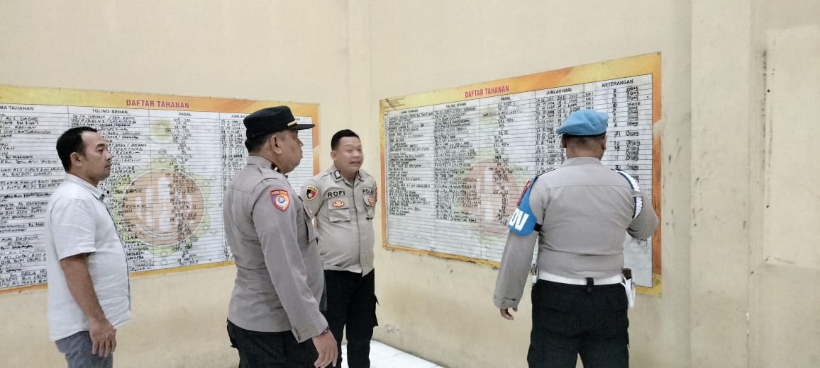 Piket Wapawas Ipda M. Yusuf dan Perwira Piket Fungsi Sat Intelkam Ipda Nana. S serta Piket Provos Bripka Ferdy Melaksanakan Pemeriksaan terhadap Daftar Anggota Tahanan