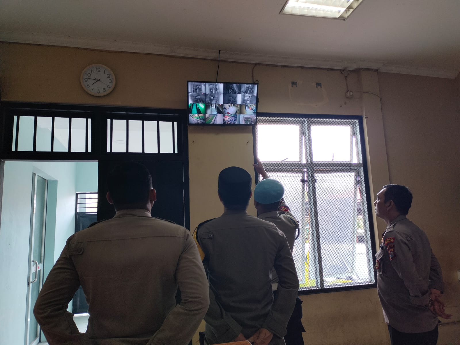 Pemantauan Situasi Tahanan Menggunakan CCTV pada Rutan Polresta Tangerang dilakukan oleh Piket Wapawas Ipda Hendrik, S.H. dan Piket Provos Bripka Dede Sofandi.