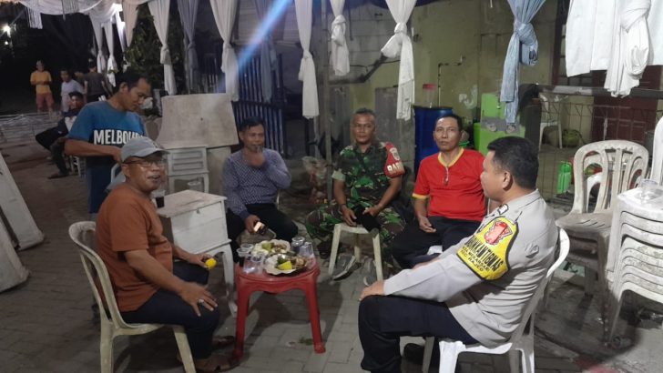 Bhabinkamtibmas Desa Mekarsari melaksanakan sambang dengan tokoh masyarakat untuk bekerja sama dalam menjaga keamanan lingkungan