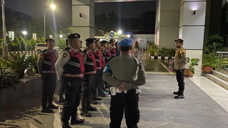 Anggota Sat Intelkam Polresta Tangerang melaksanakan Apel Malam piket Fungsi di Halaman Mapolresta Tangerang