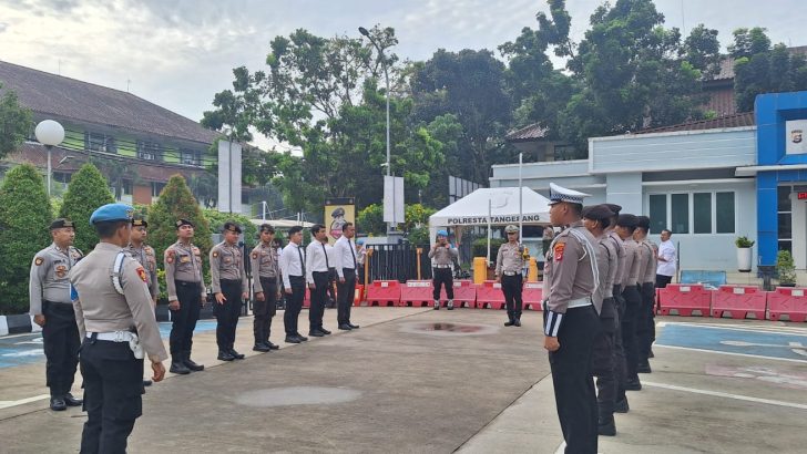 Anggota Sat Intelkam Polresta Tangerang melaksanakan Apel serah terima piket Fungsi di Halaman Mapolresta Tangerang