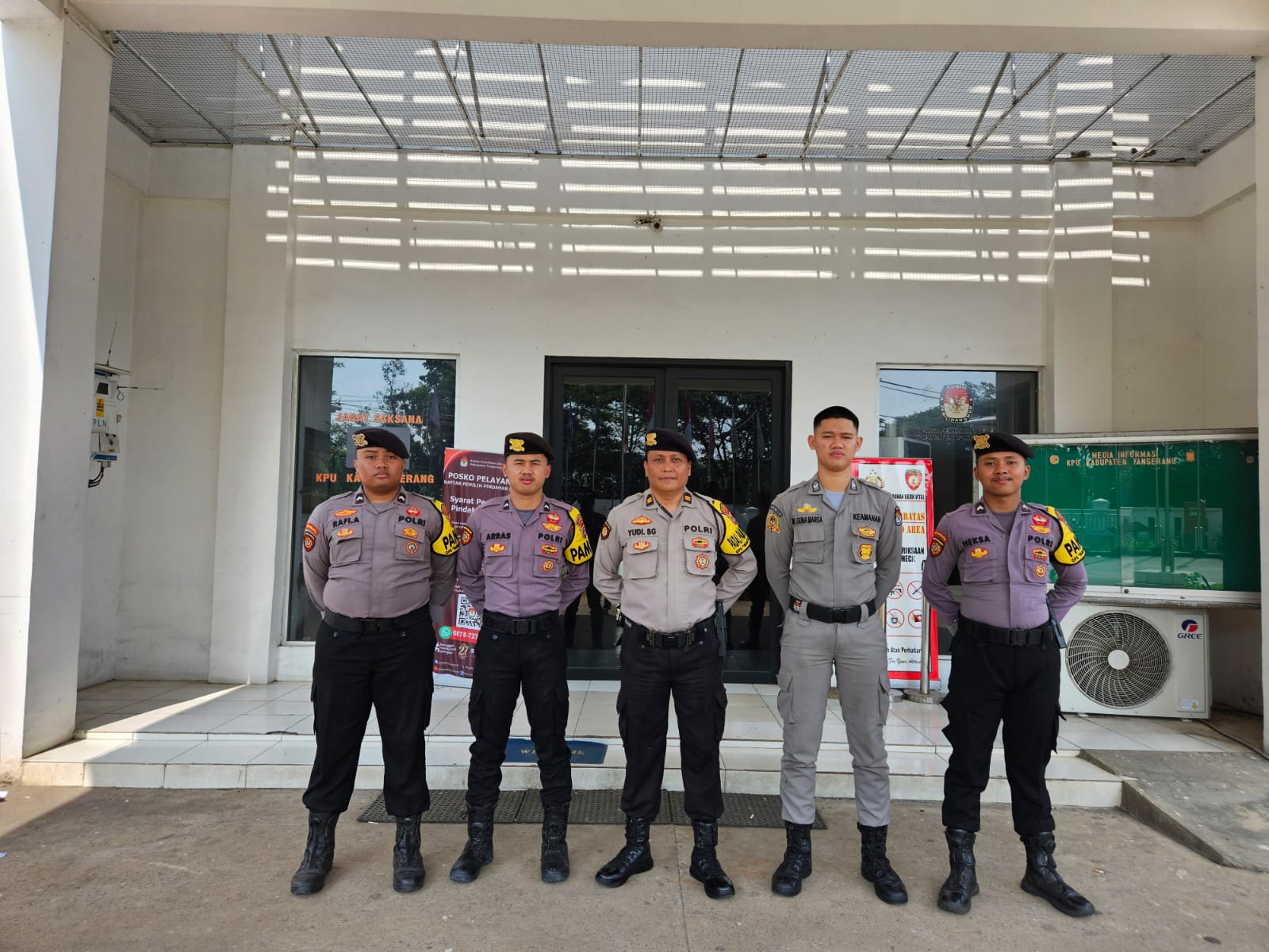 Personil Sat Pamobvit Polresta Tangerang melaksanakan kegiatan Pengamanan di Kantor KPU Kab.Tangerang dalam rangka Operasi Mantap Praja 2024