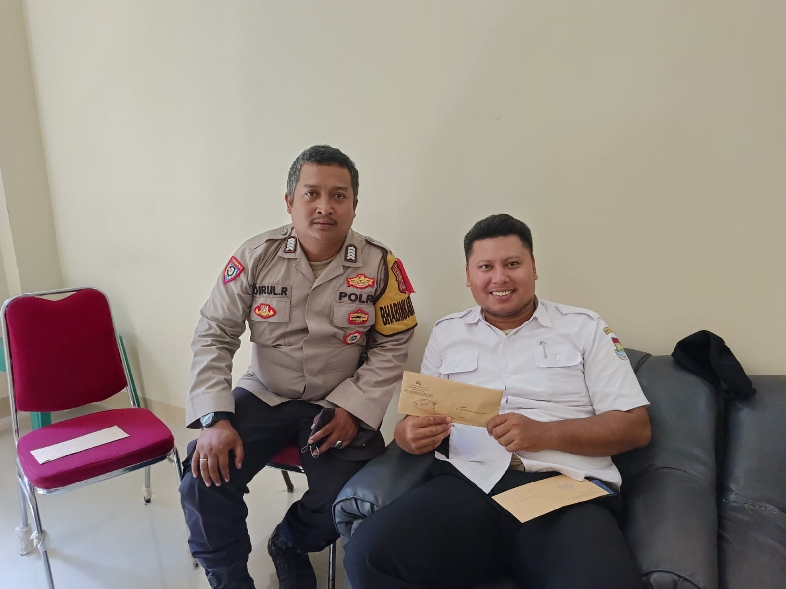 Bripka Hoirul Rijal Bhabinkamtibmas Desa Margamulya Sampaikan Pesan-pesan Kamtibmas Warga Masyarakat