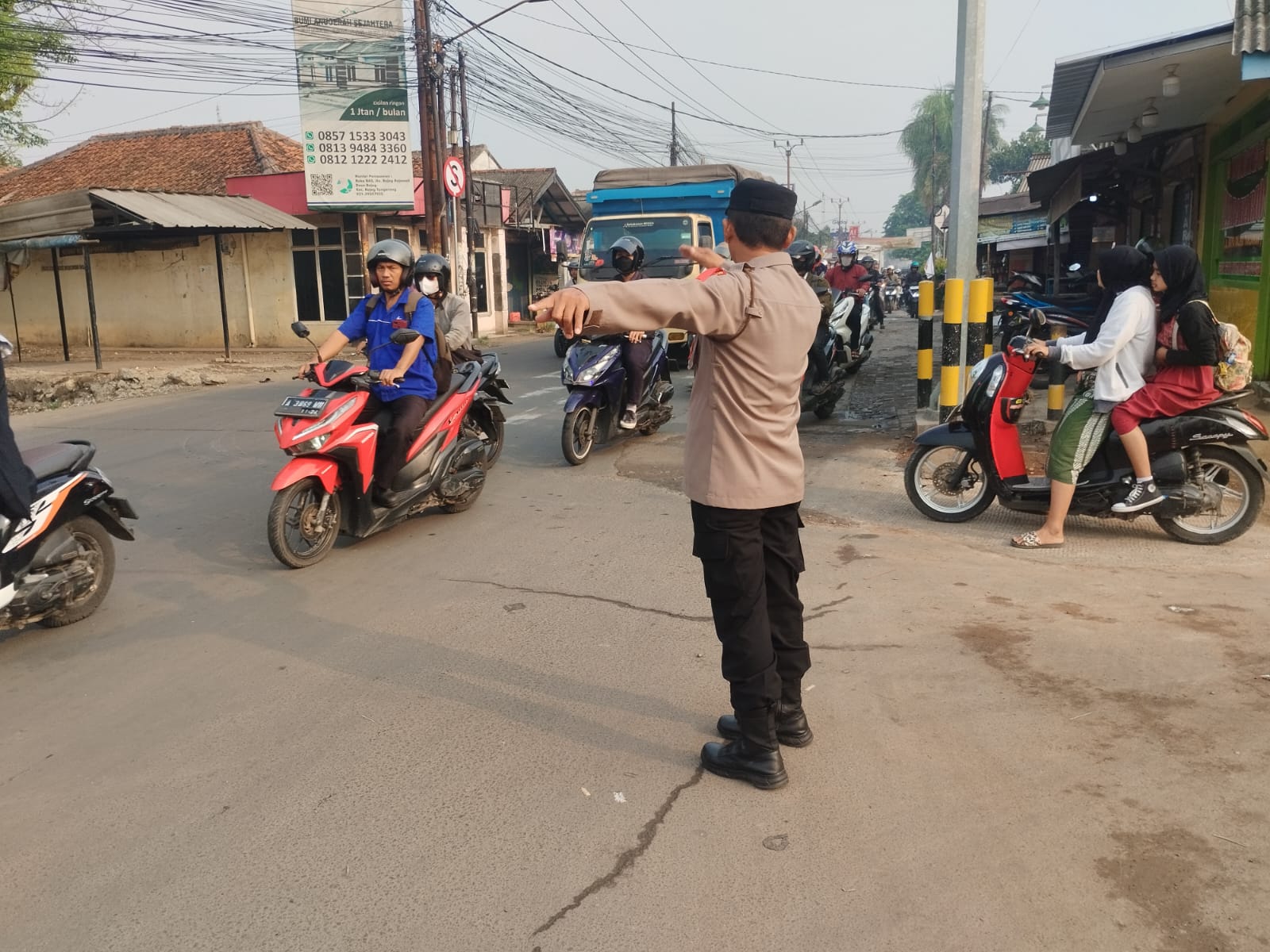 Wujud pelayanan kepada pengguna jalan, Kanit Samapta melaksanakan gatur lalin pagi, di TL Kukun.