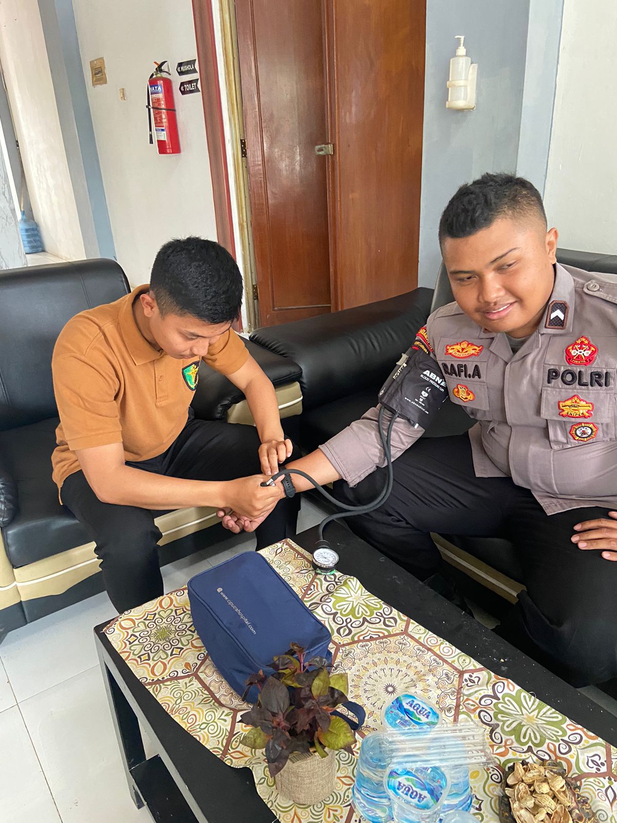 Pemeriksaan Kesehatan Sekaligus Pemberian Vitamin Dan Obat Terhadap Anggota Polresta Tangerang Yang Terkena Operasi Mantap Praja 2024.