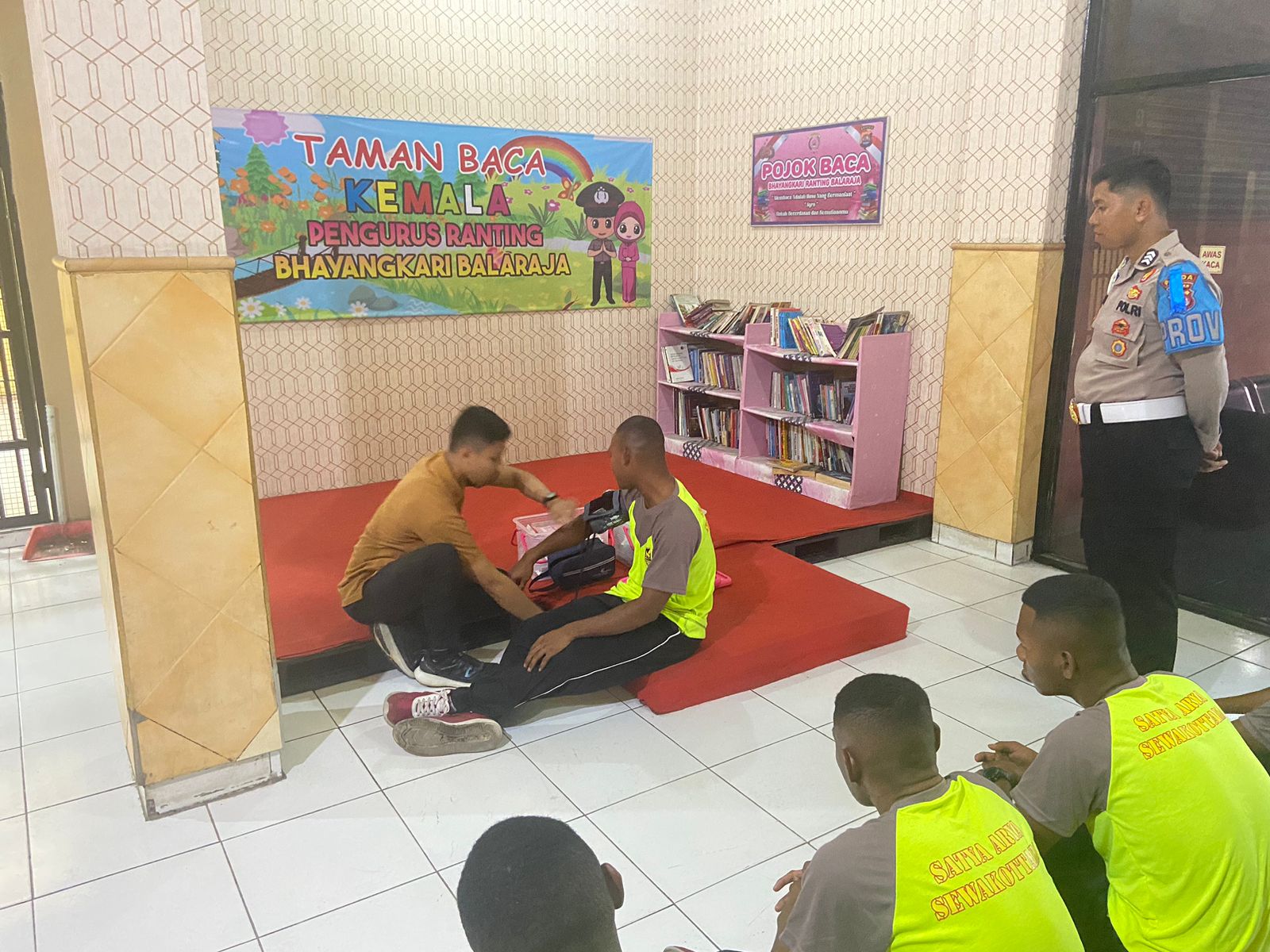 Pemeriksaan Kesehatan Berupa Cek Tensi Darah Sekaligus Pemberian Vitamin Dan Obat Terhadap Anggota Polresta Tangerang Terhadap Siswa Latihan Kerja 2024.