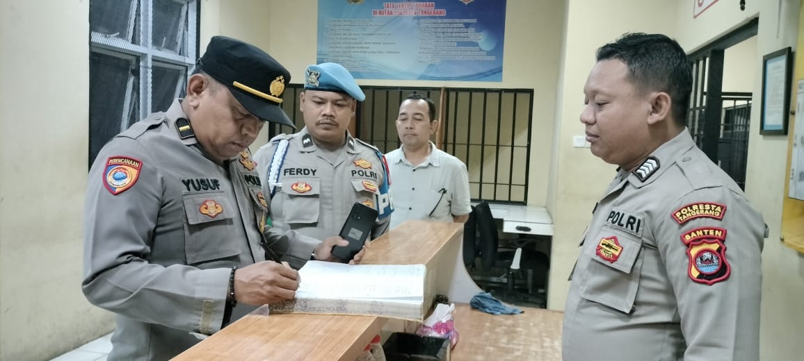 Piket Wapawas Ipda M. Yusuf dan Perwira Piket Fungsi Sat Intelkam Ipda Nana. S serta Piket Provos Bripka Ferdy Melakukan Cek Buku Mutasi Jaga Tahanan Sattahti Polresta Tangerang