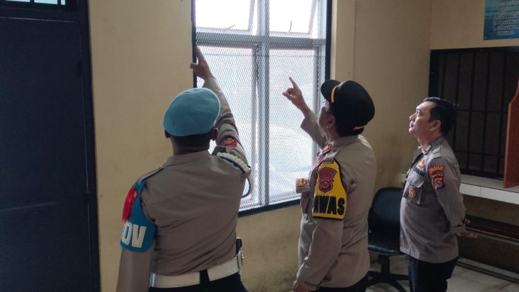 Pemantauan Situasi Tahanan Menggunakan CCTV pada Rutan Polresta Tangerang dilakukan oleh Piket Pawas Iptu HB. Subur dan Piket Provos Bripka Dede Sofandi.