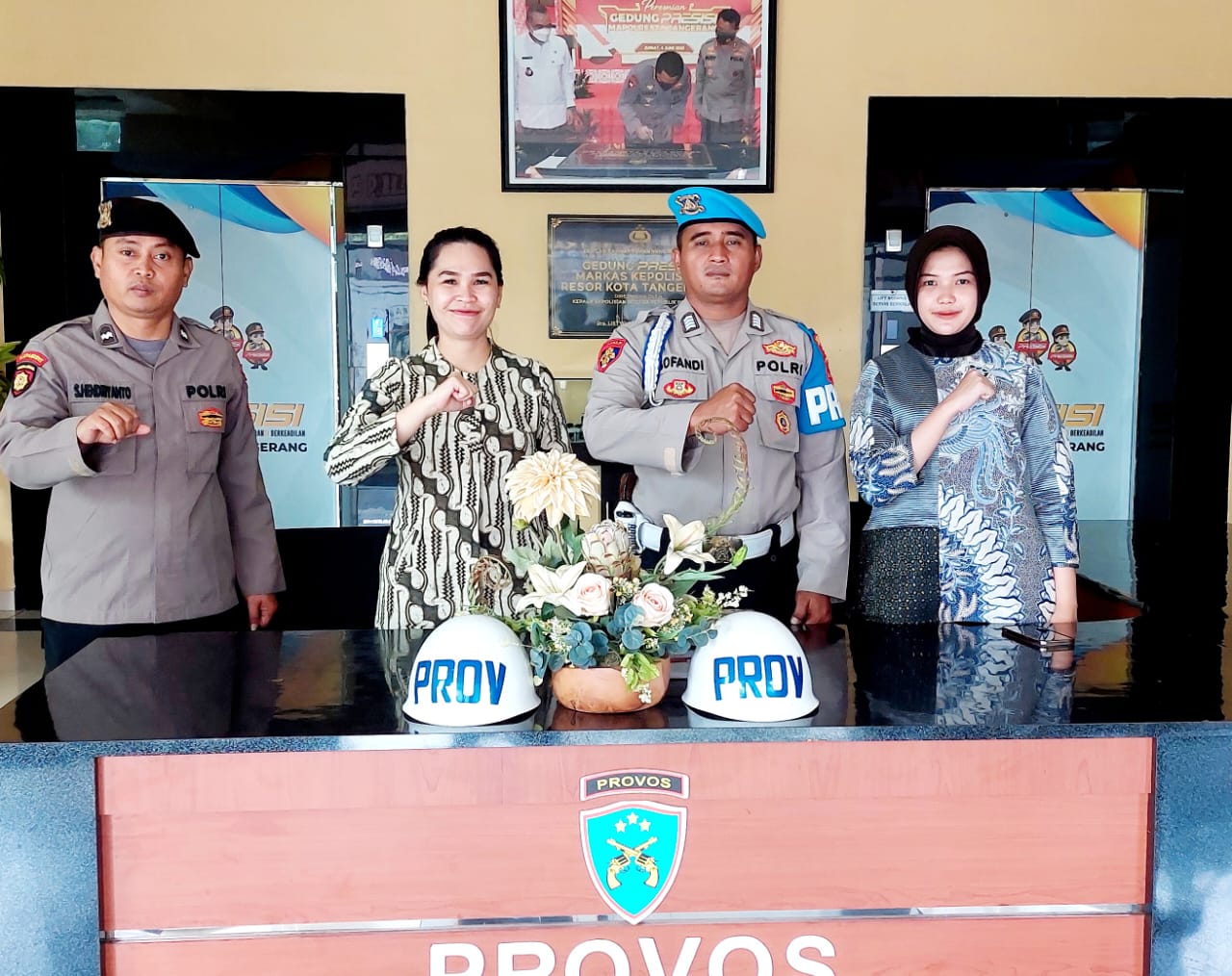 Polwan Sat Reskrim Polresta Tangerang Jalankan Tugas Piket Lobby