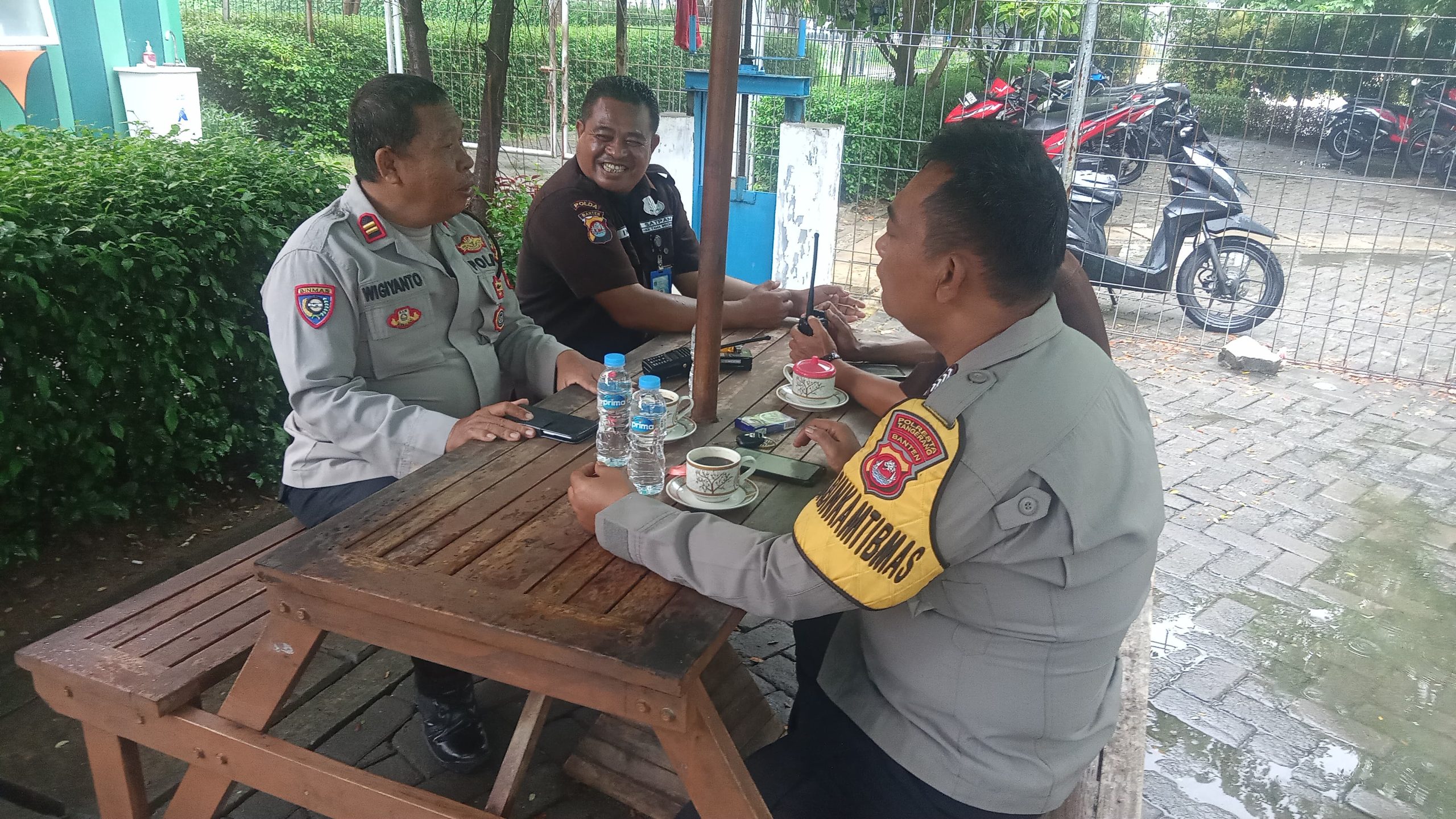 Patroli Sambang di Area Wisata Kolam Renang, Kanit Binmas Berikan Himbauan Kepada Scurity dan Pengelola