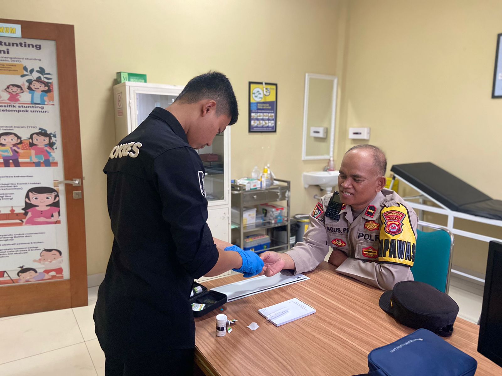 Pemeriksaan GDS, Asam Urat dan Kolesterol kepada Anggota Polri di Klinik Bhayangkara Polresta Tangerang