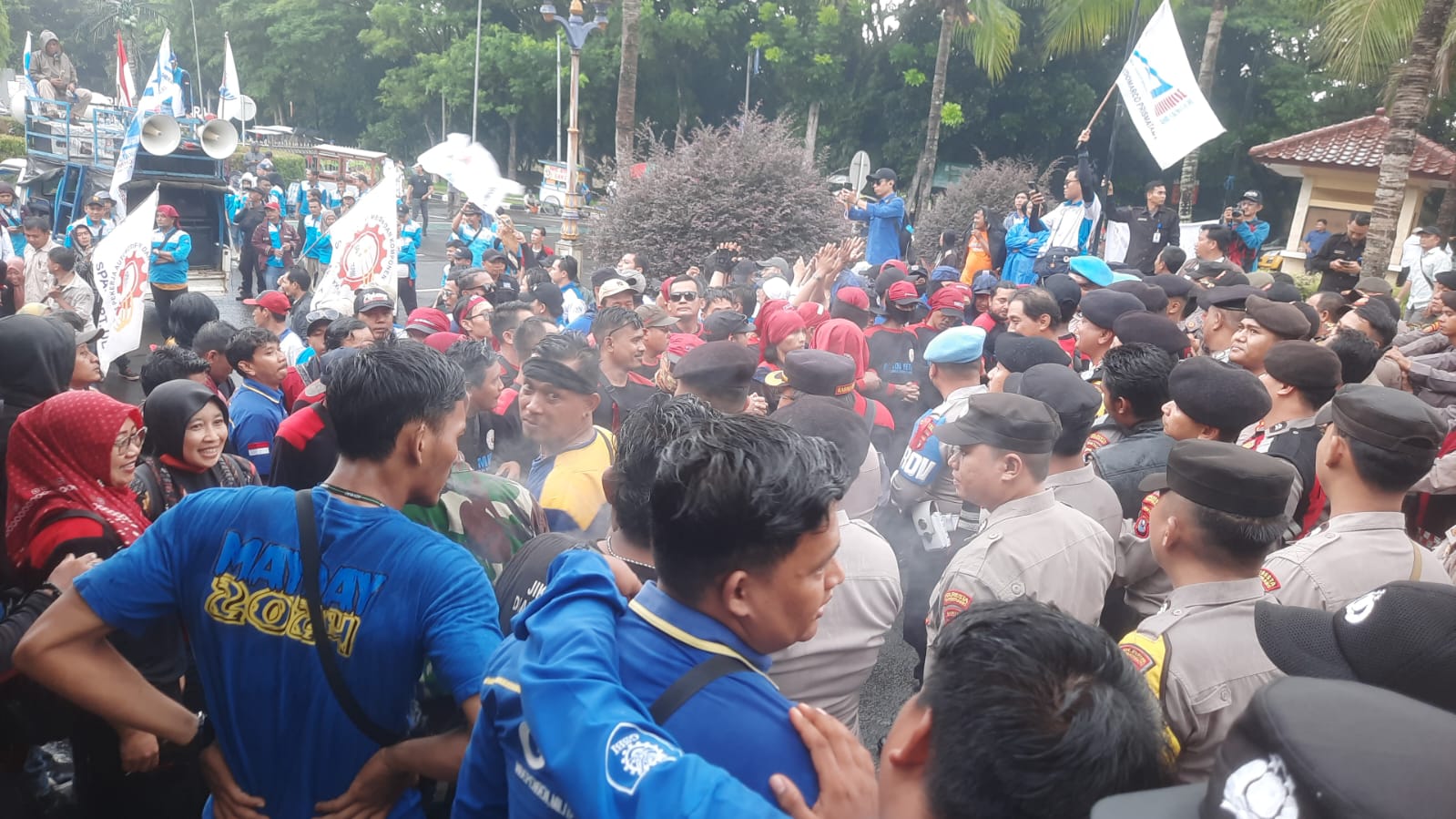 Anggota Sat Reskrim Lakukan Pengamanan Aksi Unjuk Rasa Buruh di Kantor Bupati Tangerang