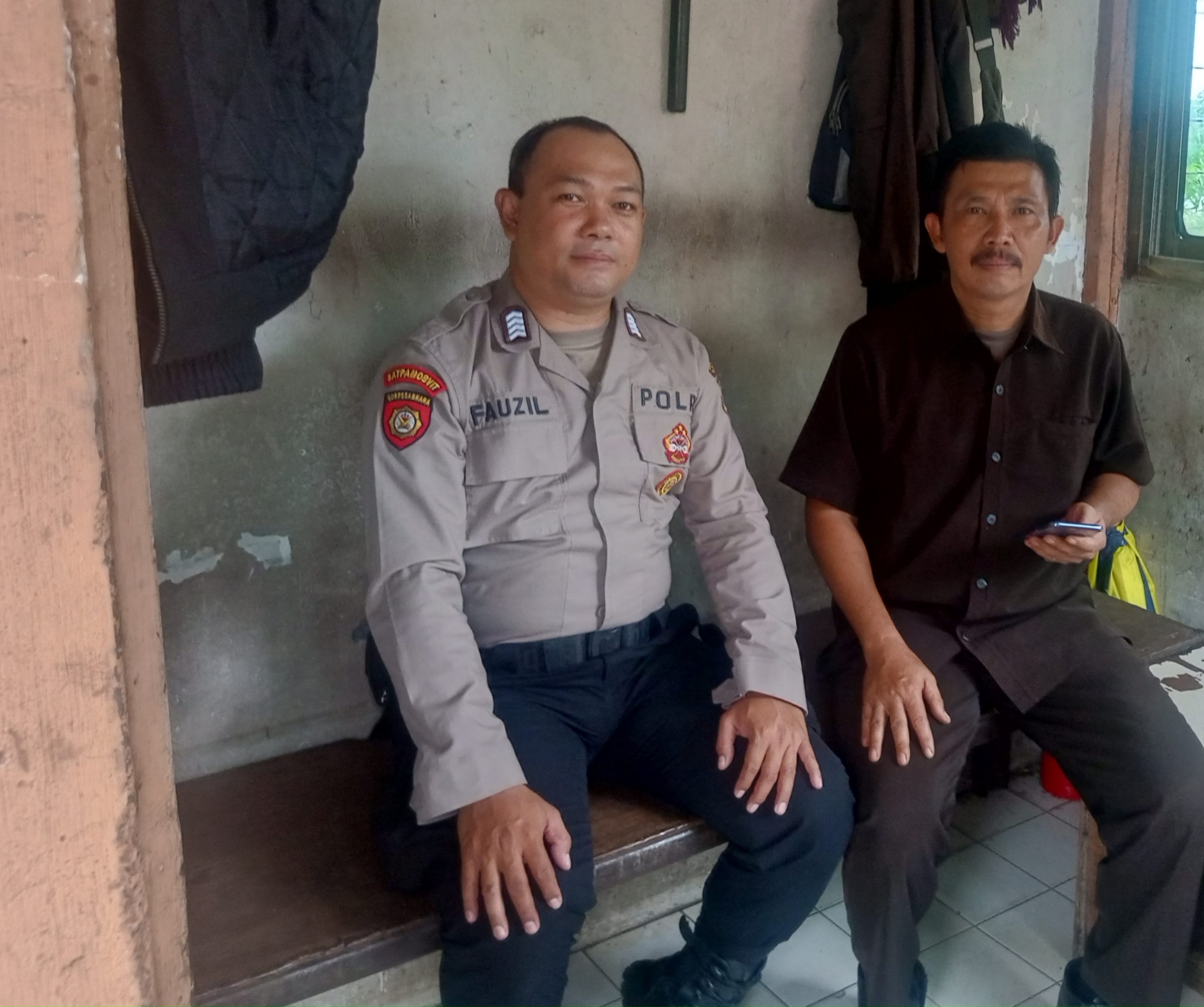 Personil Sat Pamobvit Polresta Tangerang melaksanakan patroli di Jl.Cikupamas raya kawasan industri Cikupamas