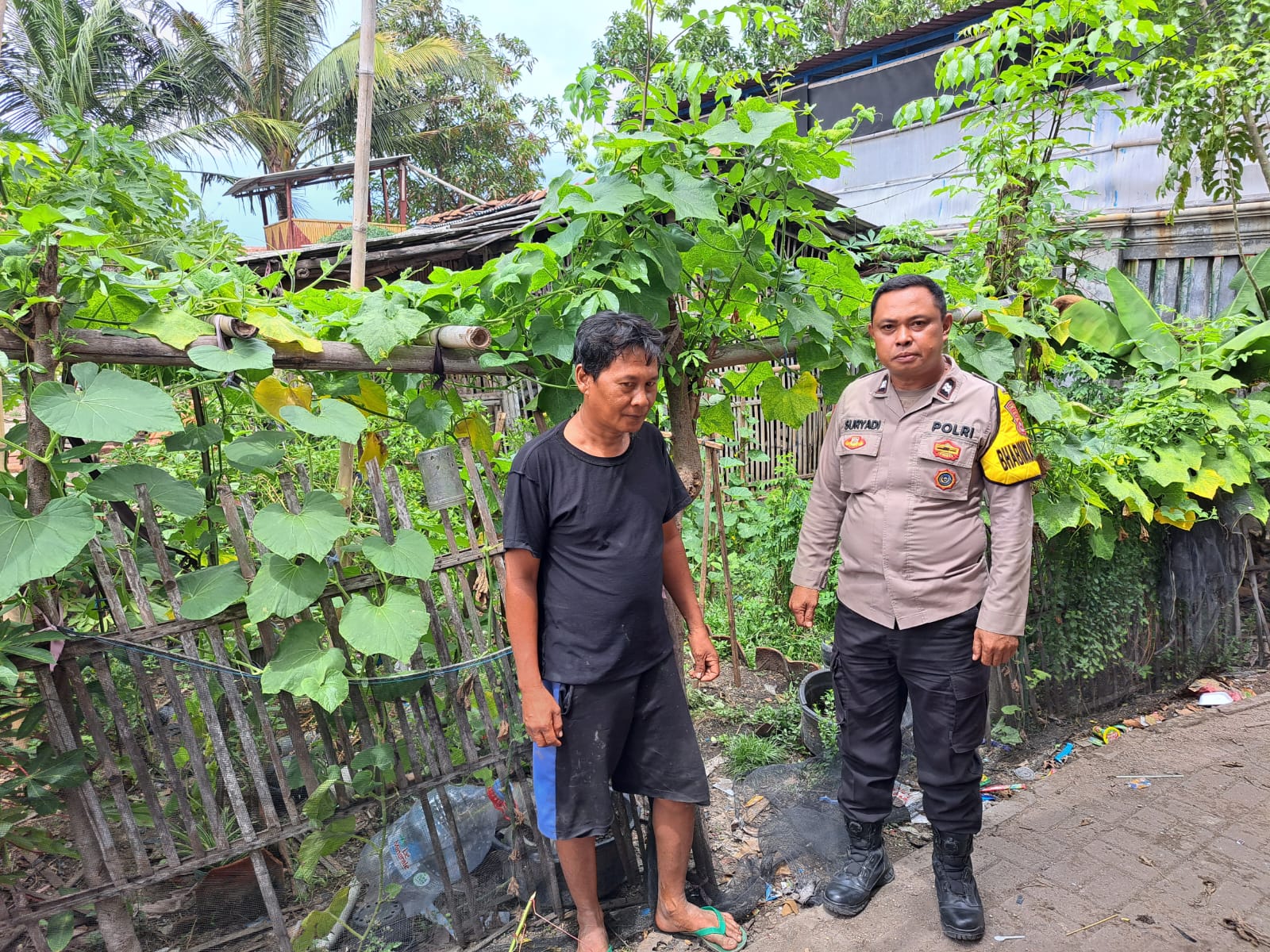 Aiptu Suryadi melaksanakan Giat Sambang Bhabinkamtibmas Sampaikan Pesan-pesan Kamtibmas Kepada Masyarakat