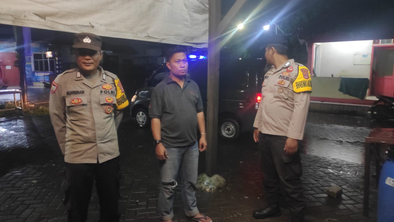 Kegiatan patroli mobile polsek rajeg pada malam hari antisipasi gangguan kamtibmas