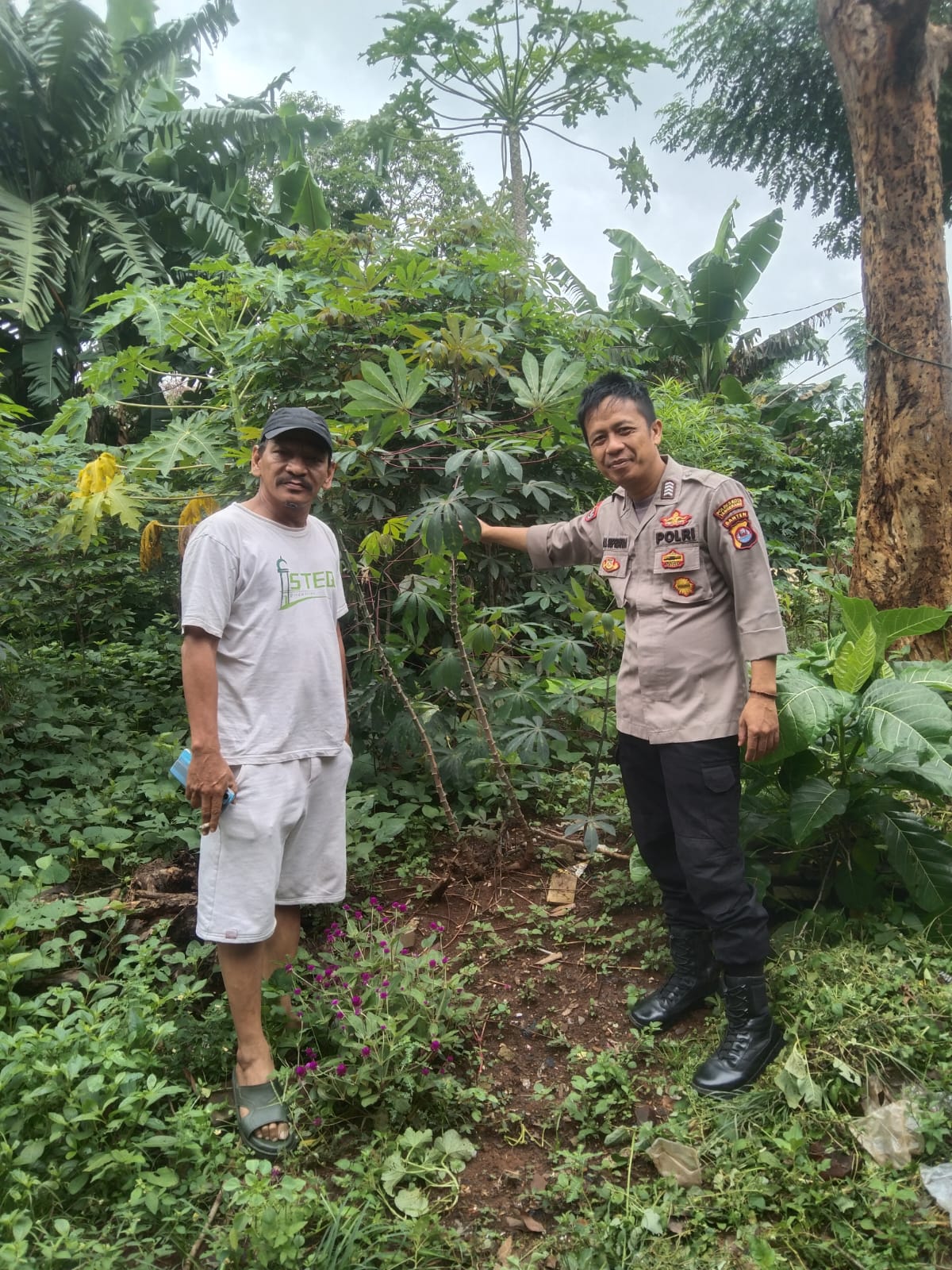 Dalam Kegiatan Sambang, Bhabinkamtibmas Desa Sindamg Panon Temui Warga Di Lingkungan Pekarangan Rumah