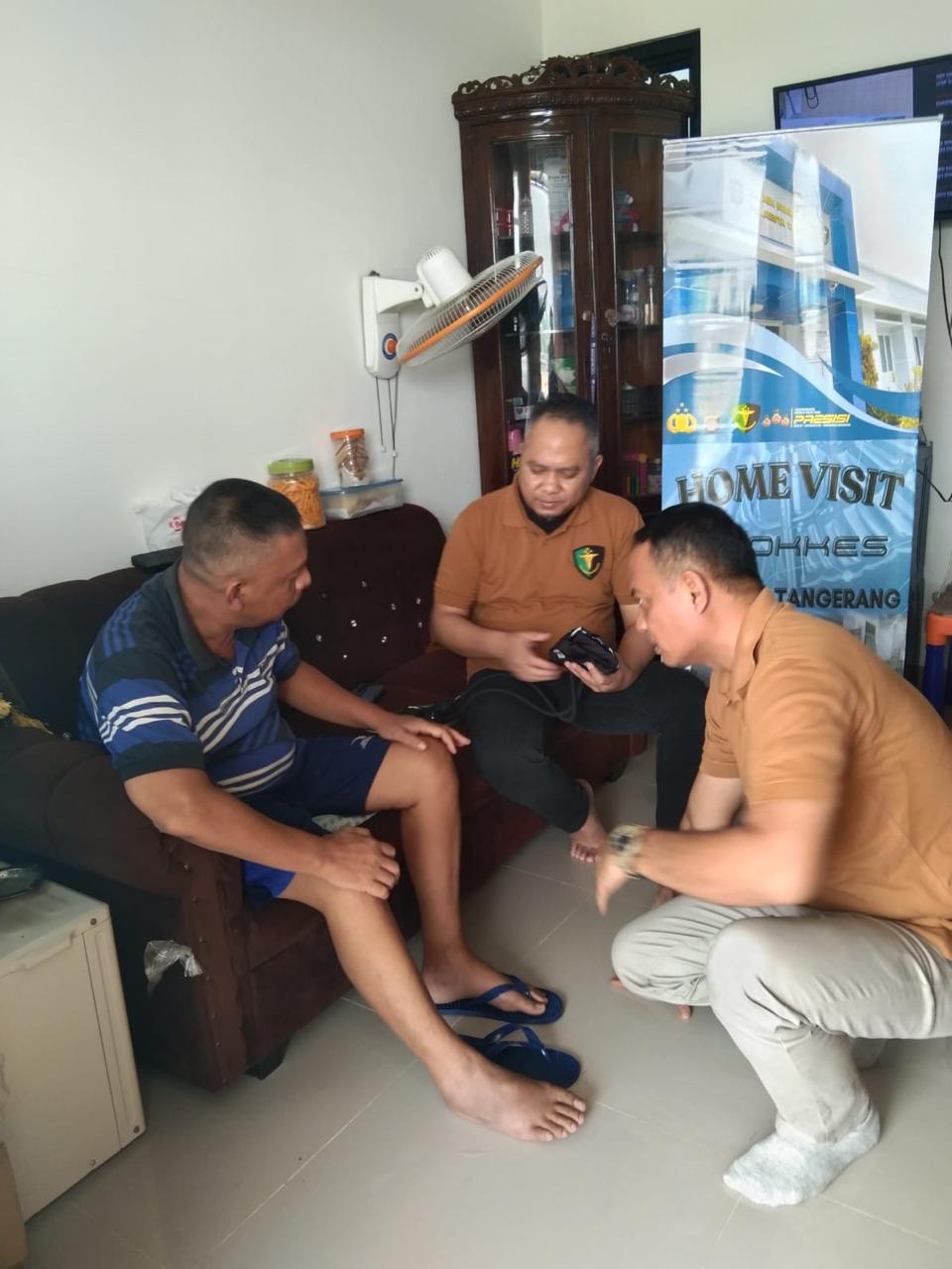 Sidokkes Polresta Tangerang Melaksanakan Giat Home Visit Kepada Personil Polresta Tangerang Yang Sakit