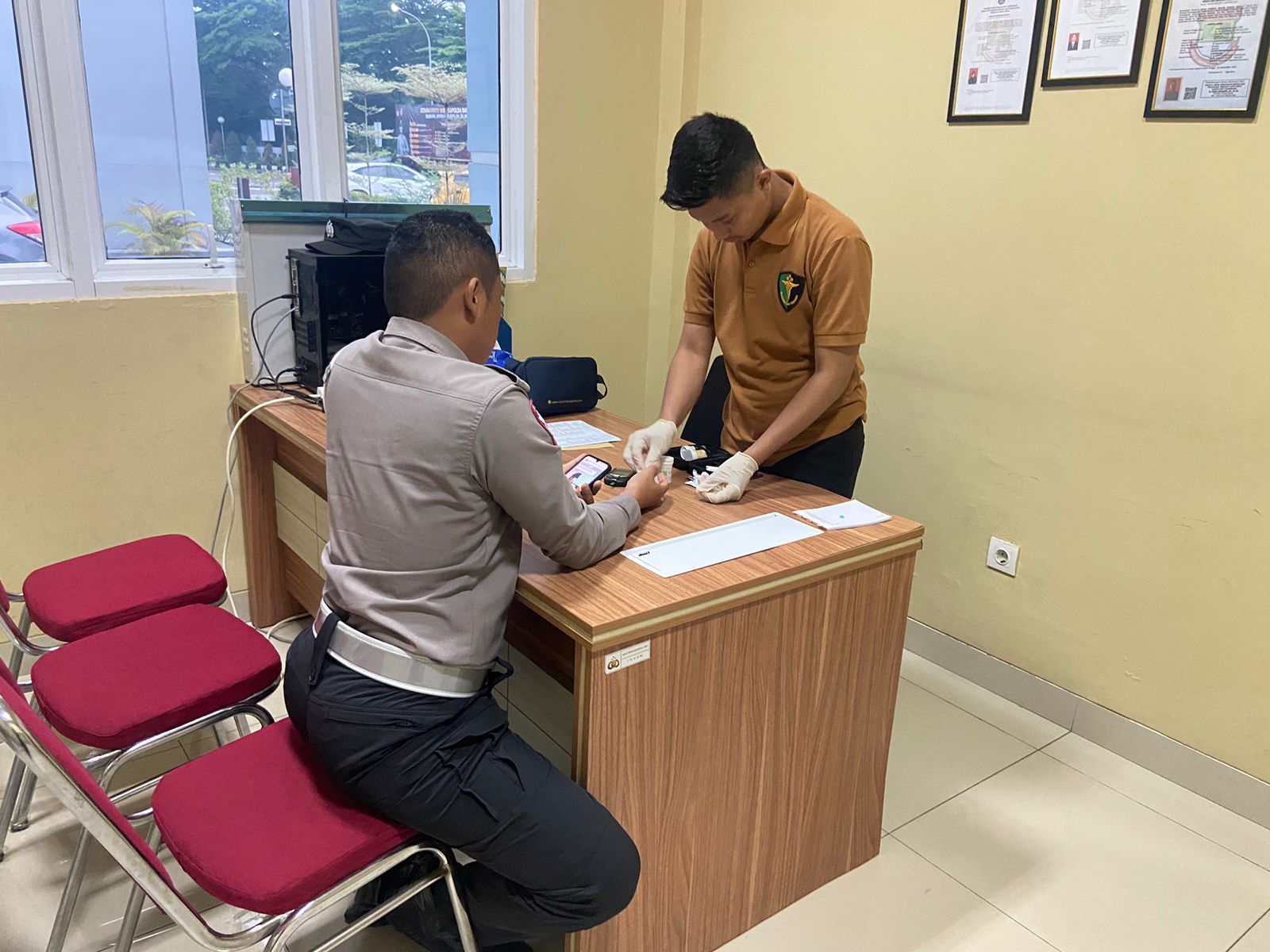 Pemeriksaan GDS, Asam Urat dan Kolesterol kepada Anggota Polri di Klinik Bhayangkara Polresta Tangerang
