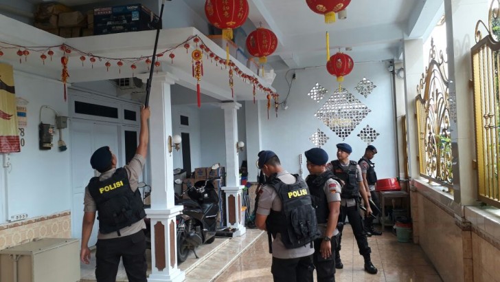 MALAM TAHUN BARU IMLEK 2586 : Polres Kota Tangerang Sterilisasi Vihara