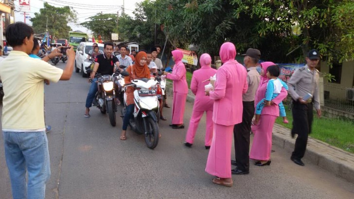 Jelang Berbuka Puasa, Polisi di Tangerang Bagikan Takjil Gratis