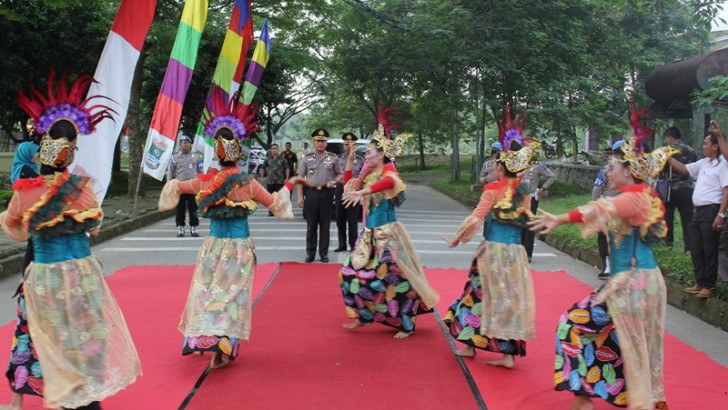 Kedatangan Kapolres Yang Baru, Polwan Polres Kota Tangerang Suguhkan Tarian Tradisional