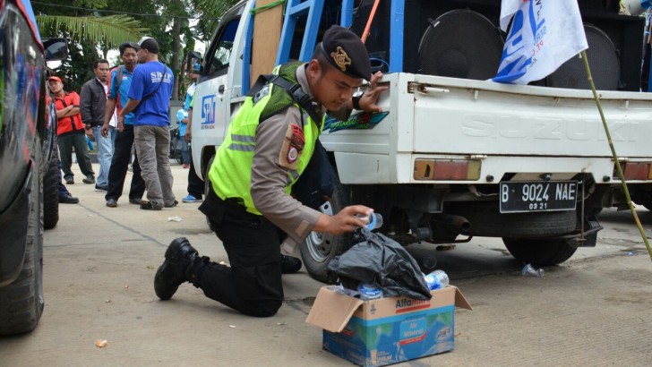 Usai Aksi, Massa Buruh dan Polisi Kerja Sama Bersihkan Sampah
