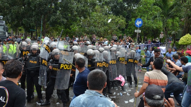Ricuh, Massa Aksi di Gedung KPU Kabupaten Tangerang Dibubarkan Polisi