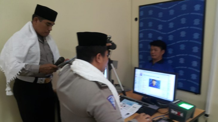 Polisi di Tangerang Atur Lalu Lintas Mengenakan Atribut ala Santri
